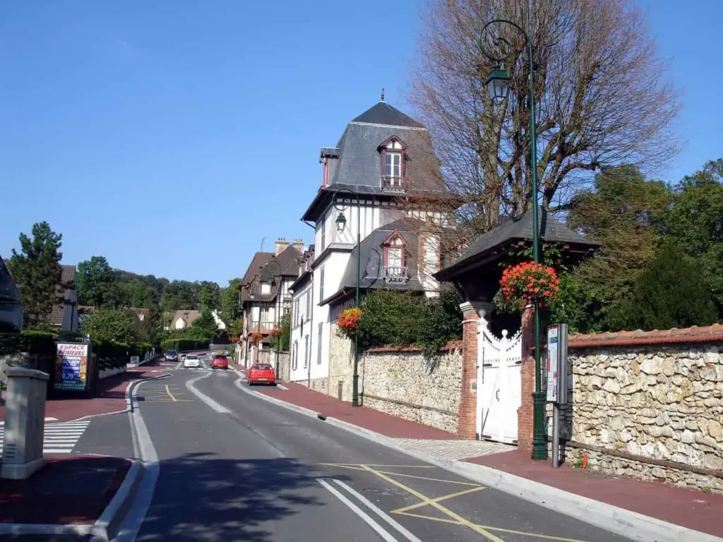 Courtier en crédit immobilier à Margency, rue résidentielle du Val-d'Oise