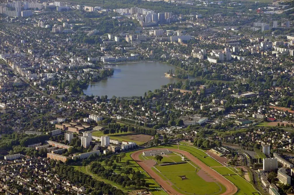 Courtier en crédit immobilier dans le Val-d'Oise, vue aérienne du lac d'Enghien-les-Bains