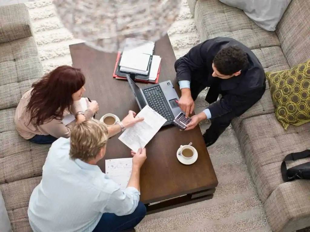 Courtier qui compare les taux avec ses clients