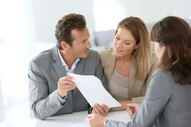 Préparation d'un dossier de prêt immobilier avec un courtier
