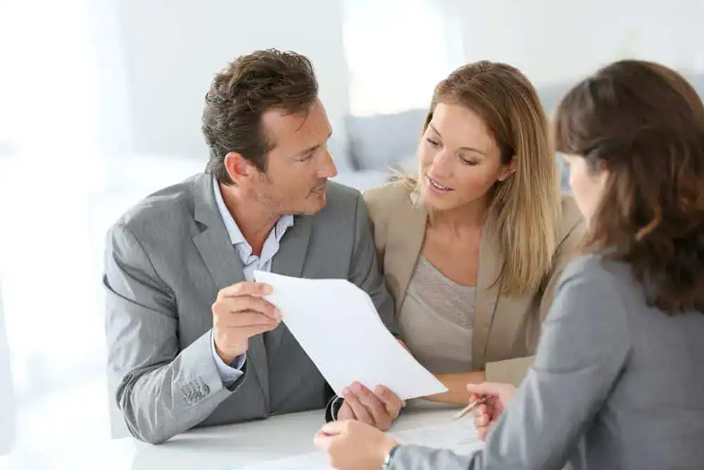 Préparation d'un dossier de prêt immobilier avec un courtier
