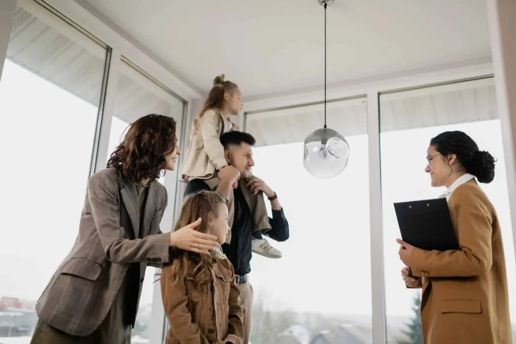 Courtier en crédit immobilier accompagnant un client après un refus de prêt dans le Val-d'Oise.
