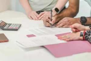 Couple finalisant l'achat de son logement dans le Val-d'Oise