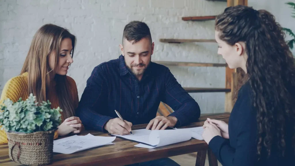 Couple en rendez-vous avec courtier crédit immobilier Val-d'Oise